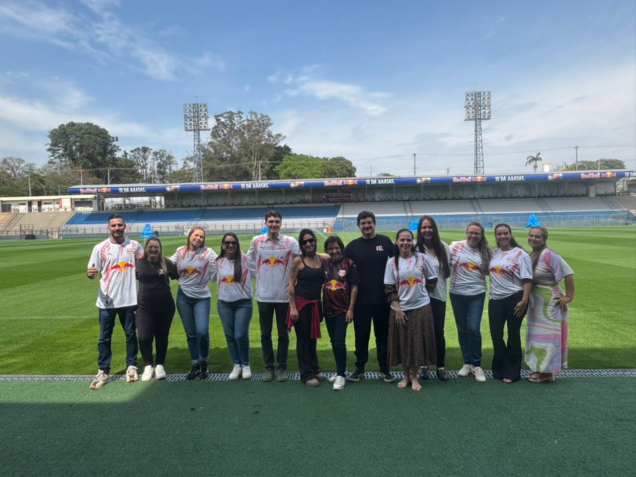 Equipe do Red Bull Bragantino e parceiros no gramado do estádio do clube